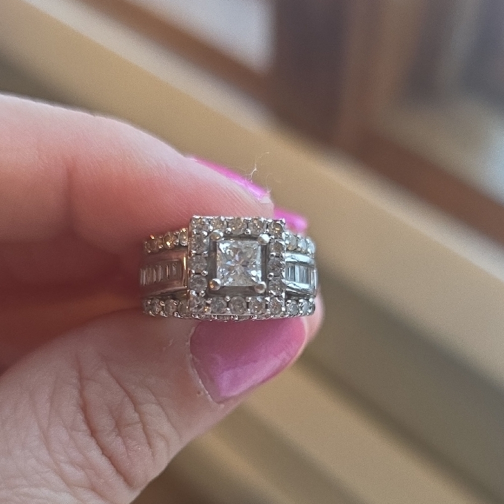 Elegant 14k White Gold Diamond Ring